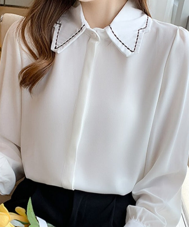 Damska koszula z ozdobnym kołnierzem