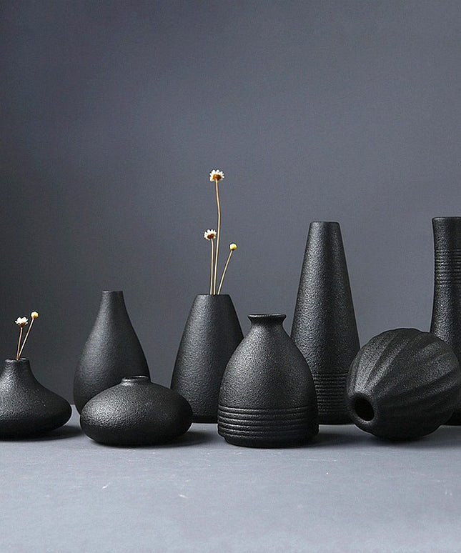 Wazon dekoracyjny w japońskim stylu w czarnych kolorach