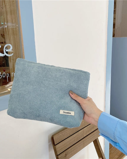 Kosmetyczka sztruksowa w jasnych kolorach