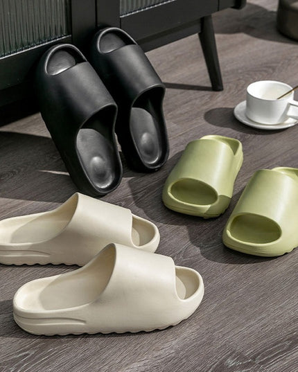 Modne klapki w jasnych kolorach