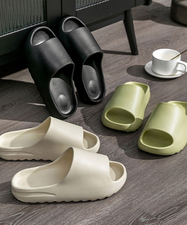 Modne klapki w jasnych kolorach