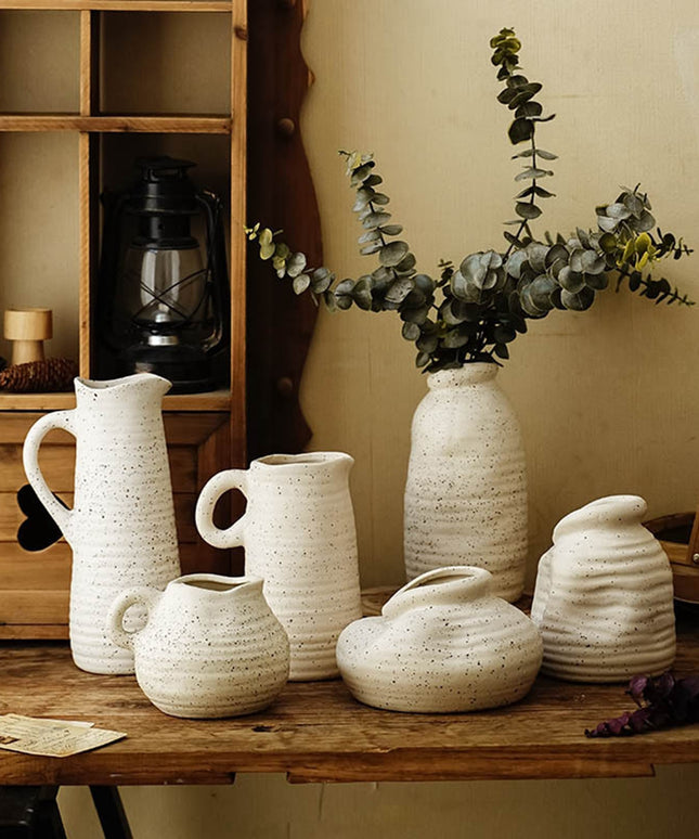 Wazon ceramiczny w jasnych kolorach w kropki