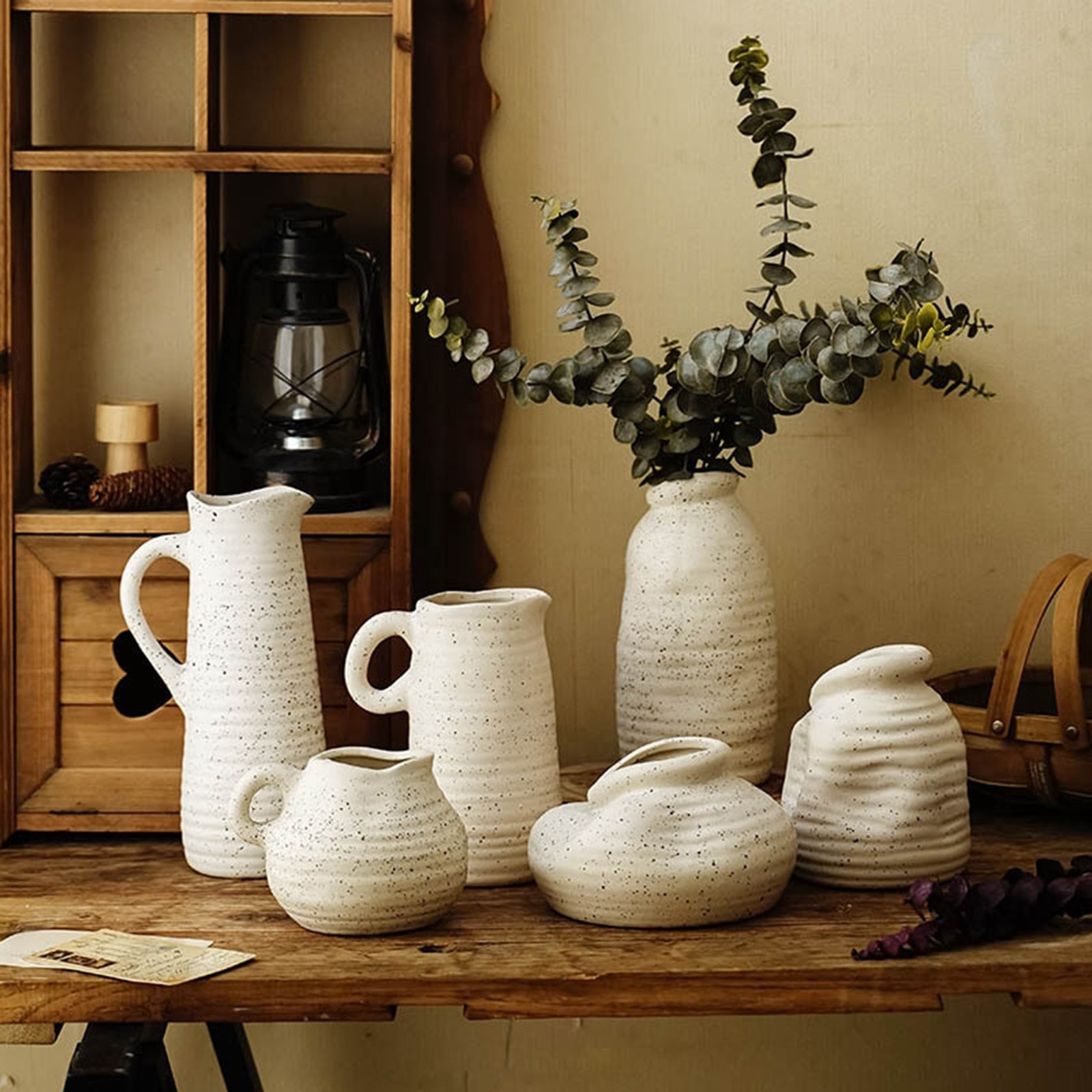 Wazon ceramiczny w jasnych kolorach w kropki