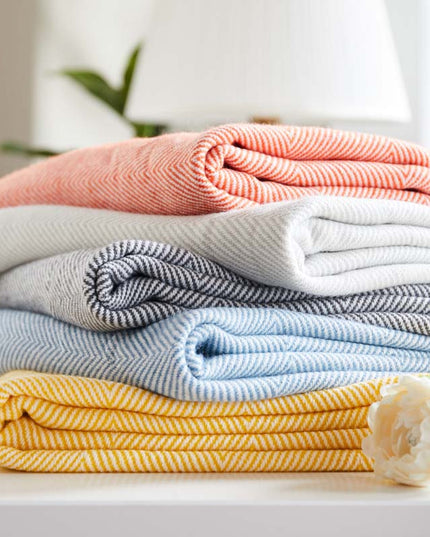 Koc we wzory o gładkiej fakturze z frędzlami