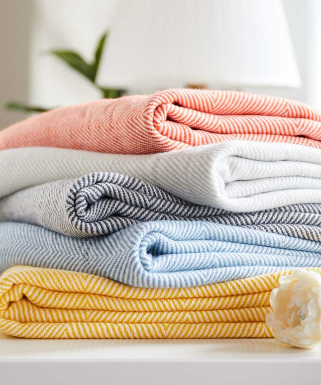 Koc we wzory o gładkiej fakturze z frędzlami