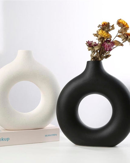 Wazon dekoracyjny ceramiczny okrągły w czarnym kolorze