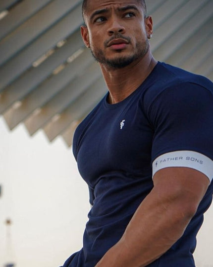 Męski T-shirt z naszywką i lamówką na rękawach