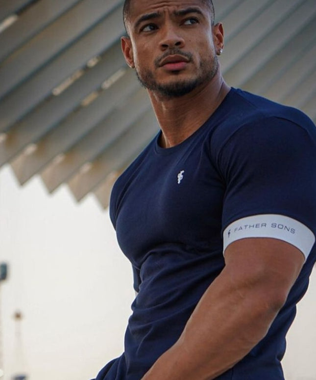 Męski T-shirt z naszywką i lamówką na rękawach