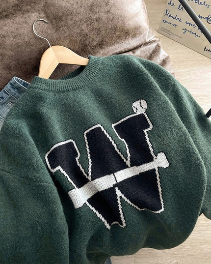 Męski sweter z dekoltem w łódkę i wyszywaną literą W