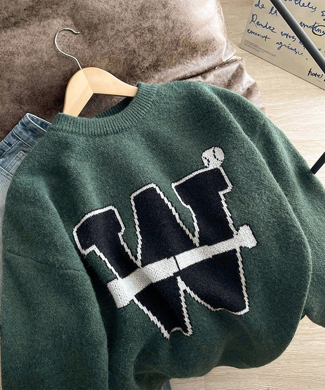 Męski sweter z dekoltem w łódkę i wyszywaną literą W