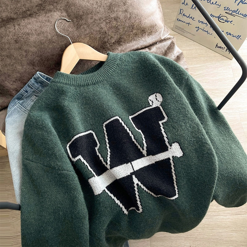 Męski sweter z dekoltem w łódkę i wyszywaną literą W