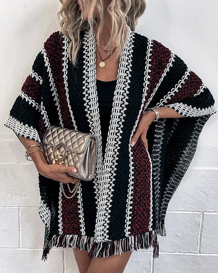 Damski sweter dziergany typu ponczo z frędzlami
