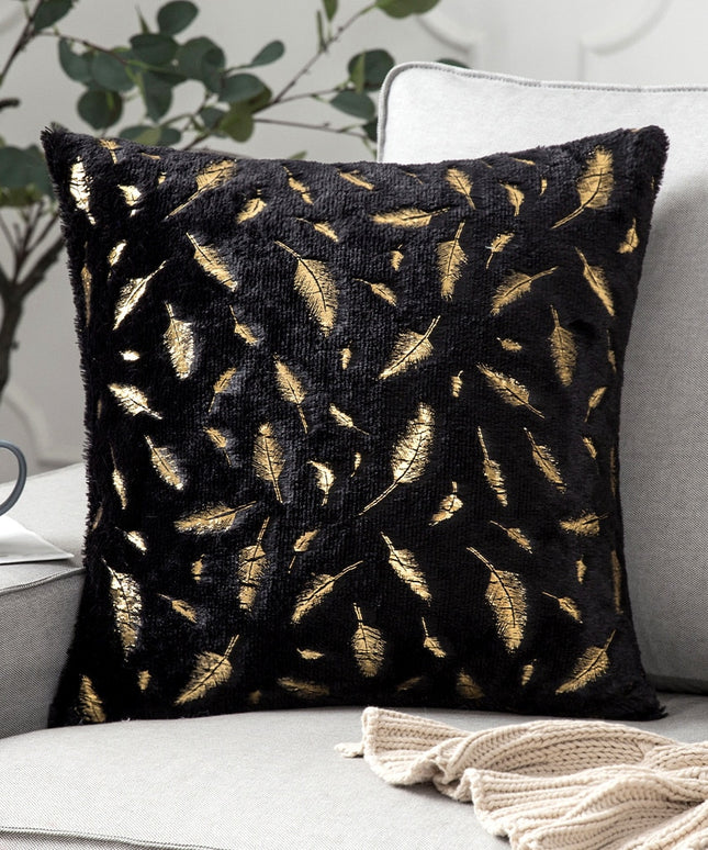 Poszewka na poduszkę futrzana ze złotym motywem