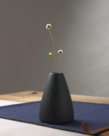 Wazon dekoracyjny w japońskim stylu w czarnych kolorach