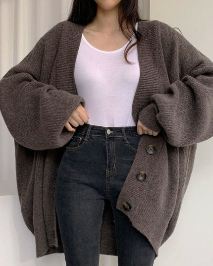 Damski sweter typu kardigan zapinany na guziki o kroju oversize