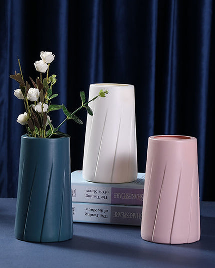 Wazon o prostym kształcie w jasnych kolorach