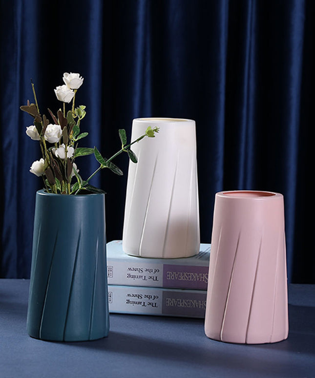 Wazon o prostym kształcie w jasnych kolorach