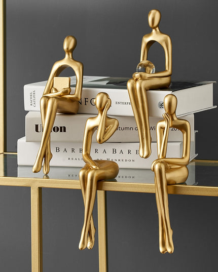 Figurka dekoracyjna postać w złotych kolorach z wycięciem