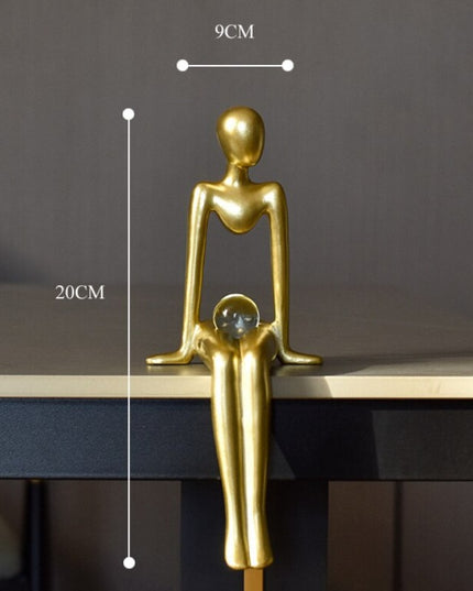 Figurka dekoracyjna postać w złotym kolorze