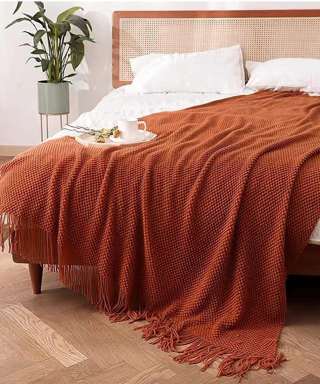 Koc z trójwymiarowym splotem z frędzlami