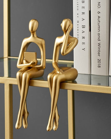 Figurka dekoracyjna postać w złotych kolorach z wycięciem