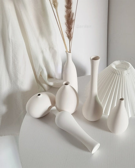 Wazon ceramiczny w jasnych kolorach reguralne kształty