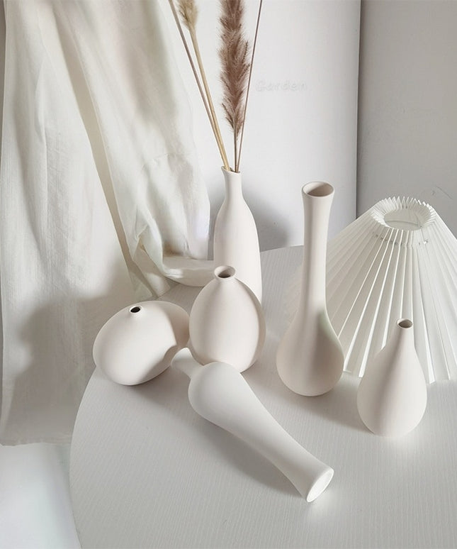 Wazon ceramiczny w jasnych kolorach reguralne kształty