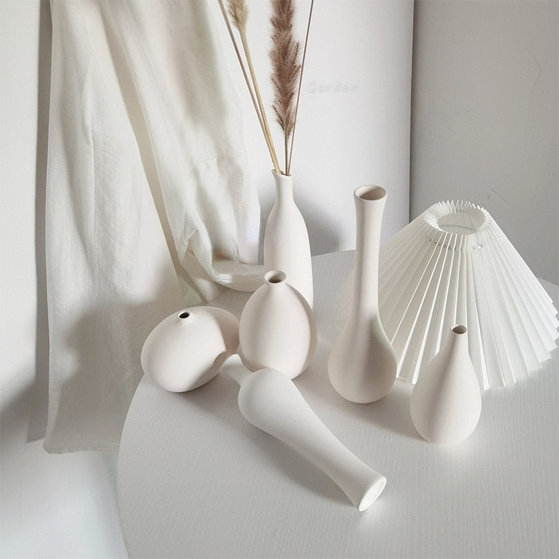 Wazon ceramiczny w jasnych kolorach reguralne kształty