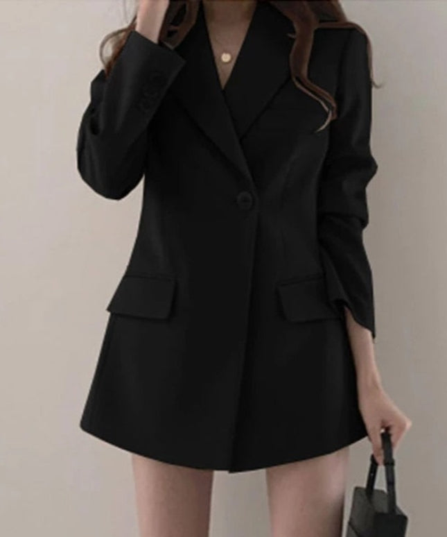 Damski płaszcz o kroju taliowanej marynarki