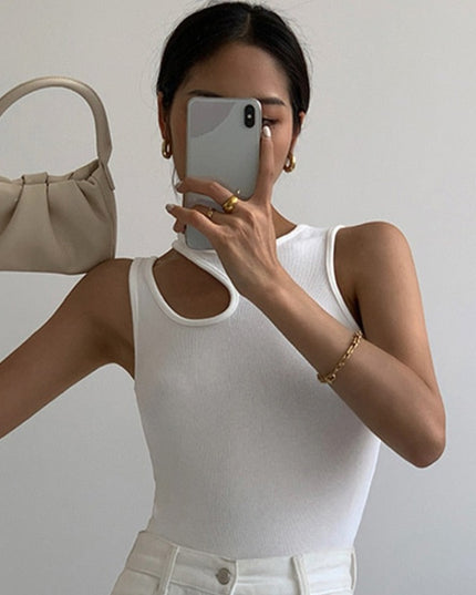 Damski top dopasowany z wycięciem na ramieniu