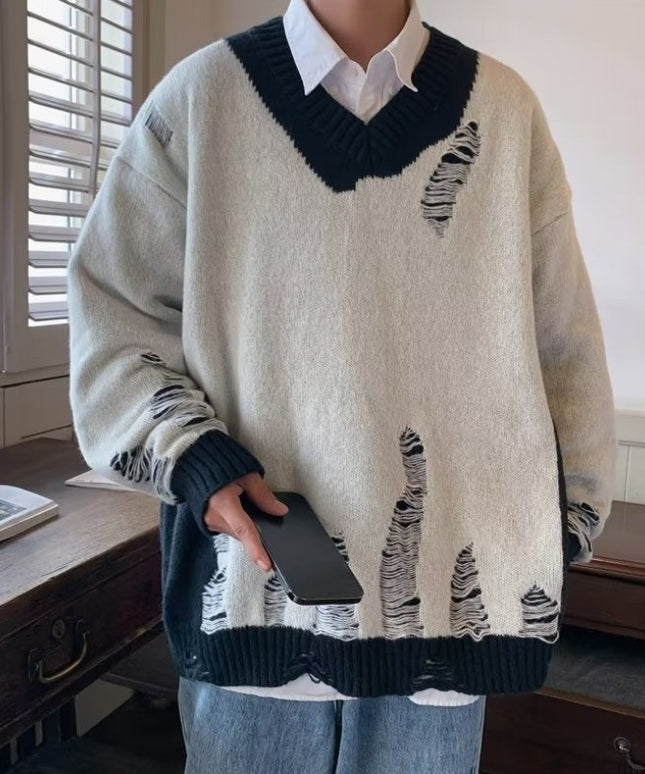 Męski sweter z dekoltem w serek o kroju oversize z przetarciami