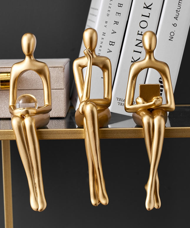 Figurka dekoracyjna postać w złotych kolorach z wycięciem