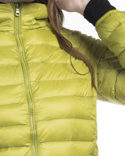 Damska kurtka przejściowa pikowana z kapturem w letnich kolorach