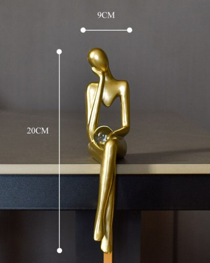 Figurka dekoracyjna postać w złotym kolorze