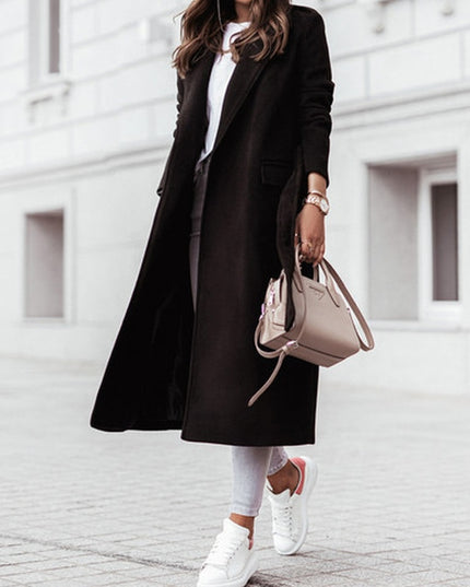 Damski płaszcz za kolano z klapami