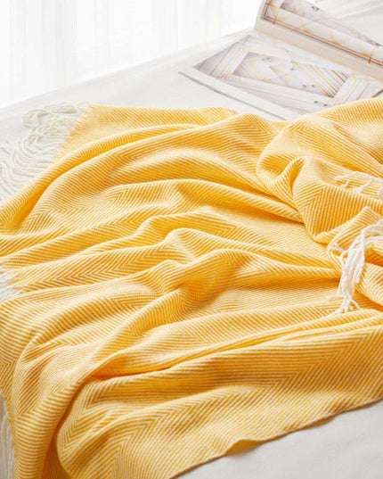 Koc we wzory o gładkiej fakturze z frędzlami