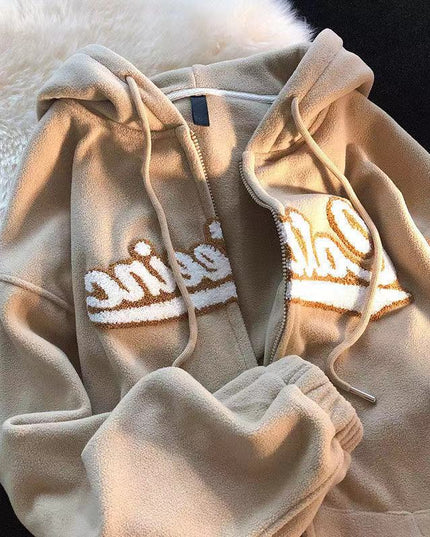 Damska bluza zapinana na zamek z naszywanym napisem