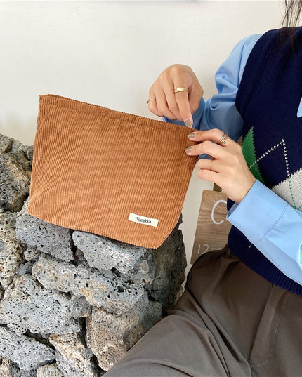 Kosmetyczka sztruksowa w jasnych kolorach