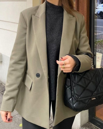 Damski płaszcz o kroju marynarki