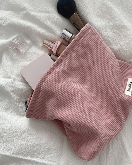 Kosmetyczka sztruksowa w jasnych kolorach