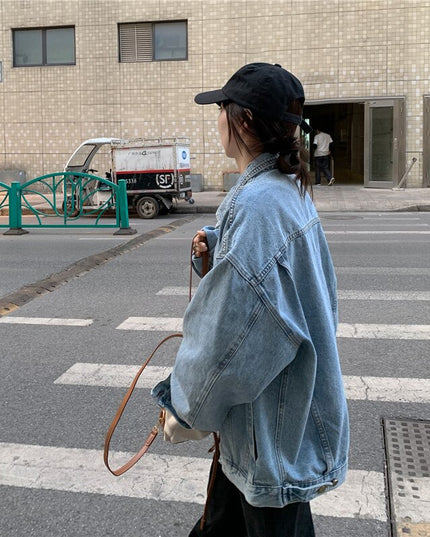 Damska kurtka jeansowa klasyczna oversize z dużymi kieszeniami