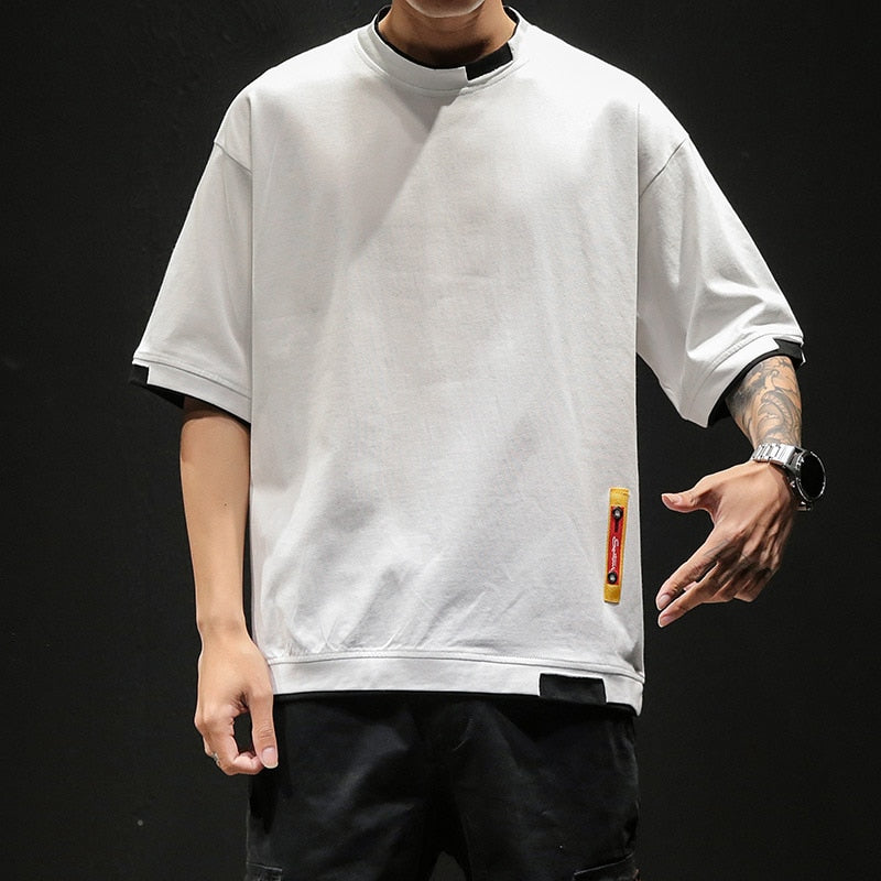 Męski T-shirt oversize z ozdobnymi wstawkami