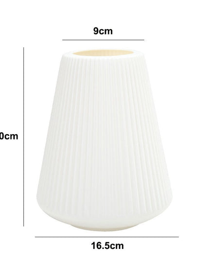 Wazon z prążkowanym wykończeniem z poszerzanym dołem