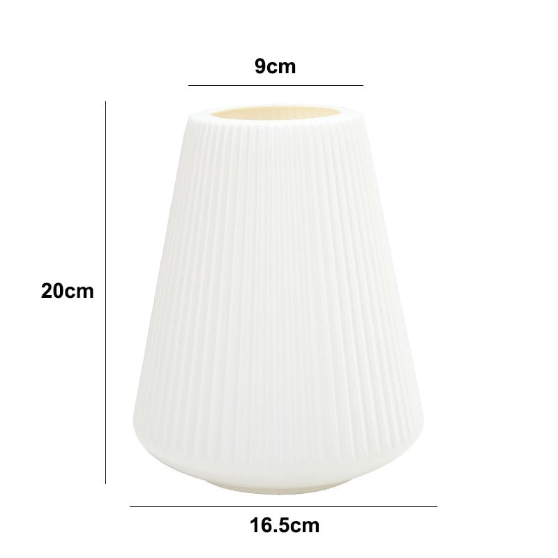 Wazon z prążkowanym wykończeniem z poszerzanym dołem