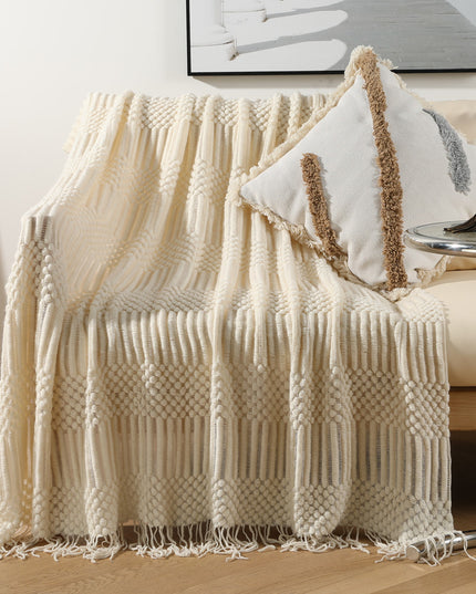 Elegancki koc z frędzlami i wytłaczaną fakturą