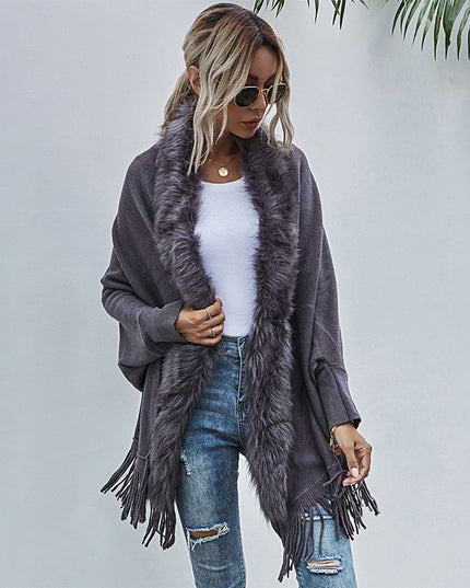 Damski sweter typu ponczo z frędzlami i futerkiem