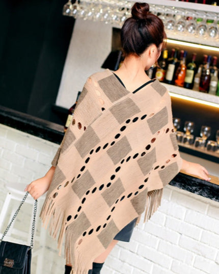 Damski sweter typu ponczo wykończony frędzlami