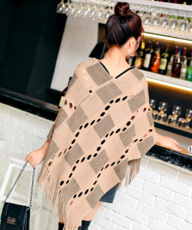 Damski sweter typu ponczo wykończony frędzlami