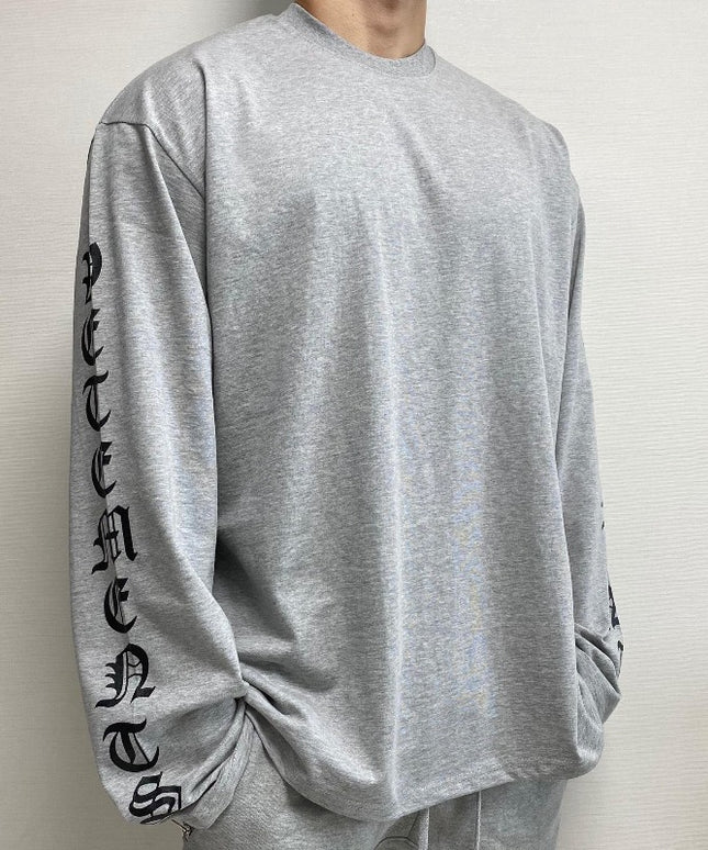 Męska koszulka z długim rękawem o prostym kroju z napisami na rękawach