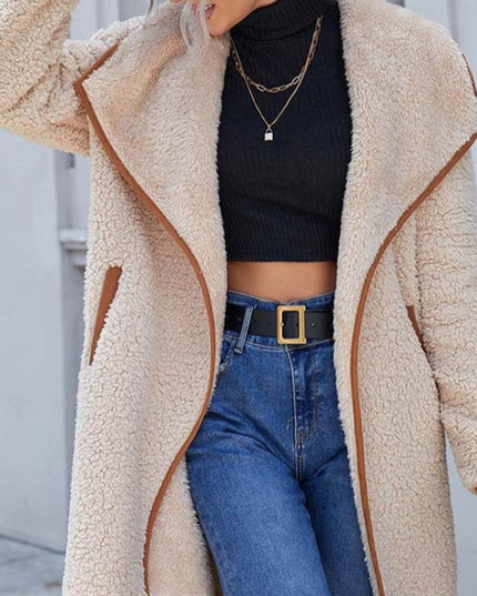 Damski płaszcz wykończony lamówką